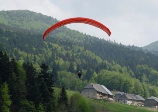 First time paragliding in the Bauges 
